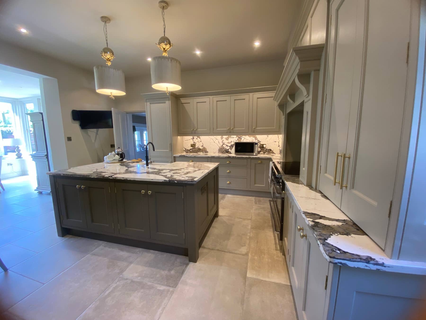 Kitchen with integrated appliances