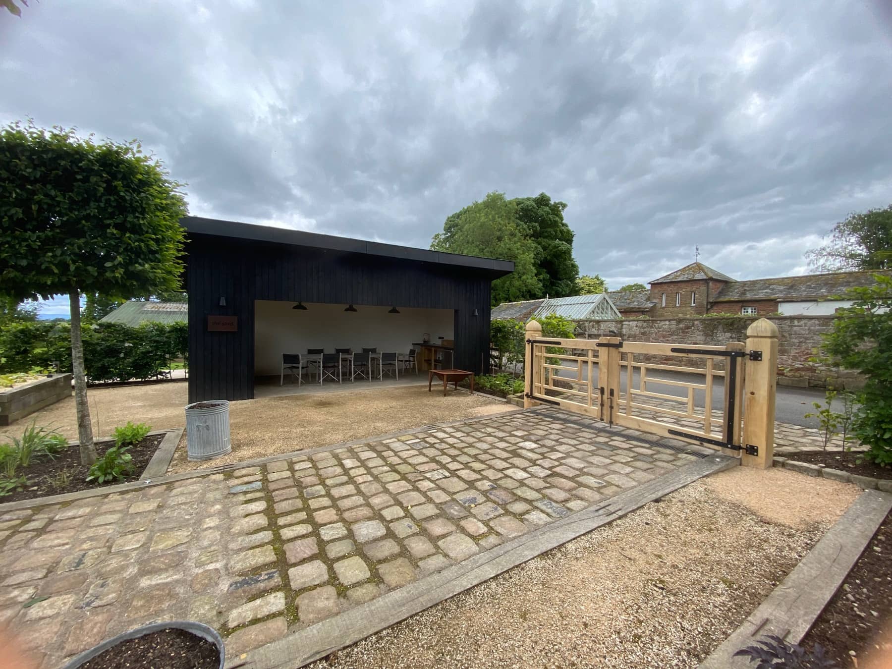 Outdoor eating area by Woodstyle Joinery