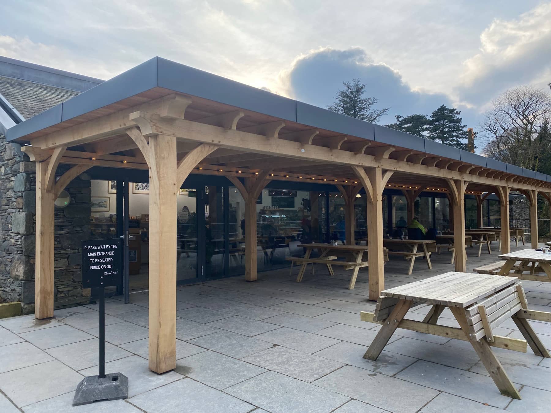 Outdoor eating area by Woodstyle Joinery