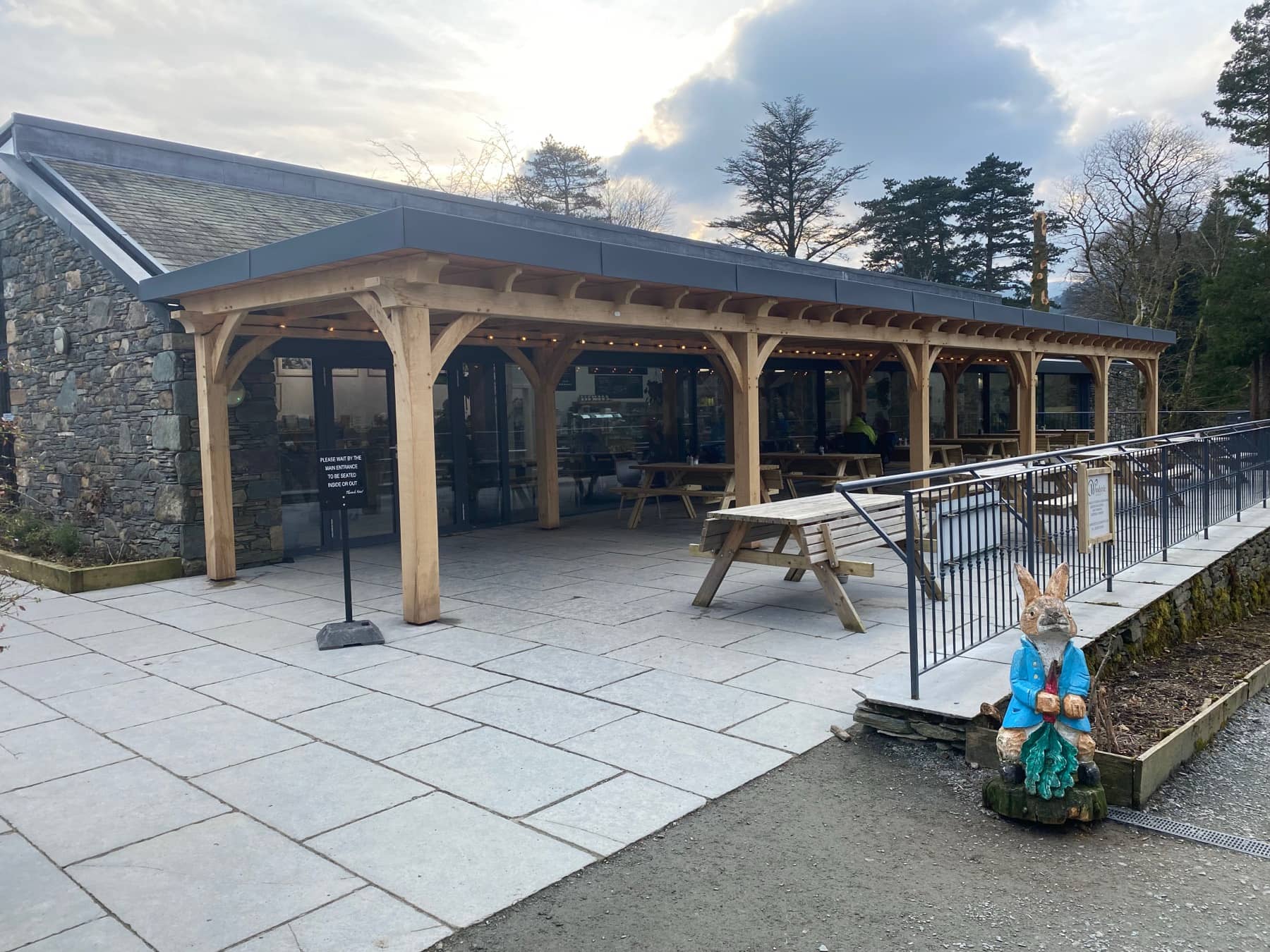 Outdoor eating area by Woodstyle Joinery